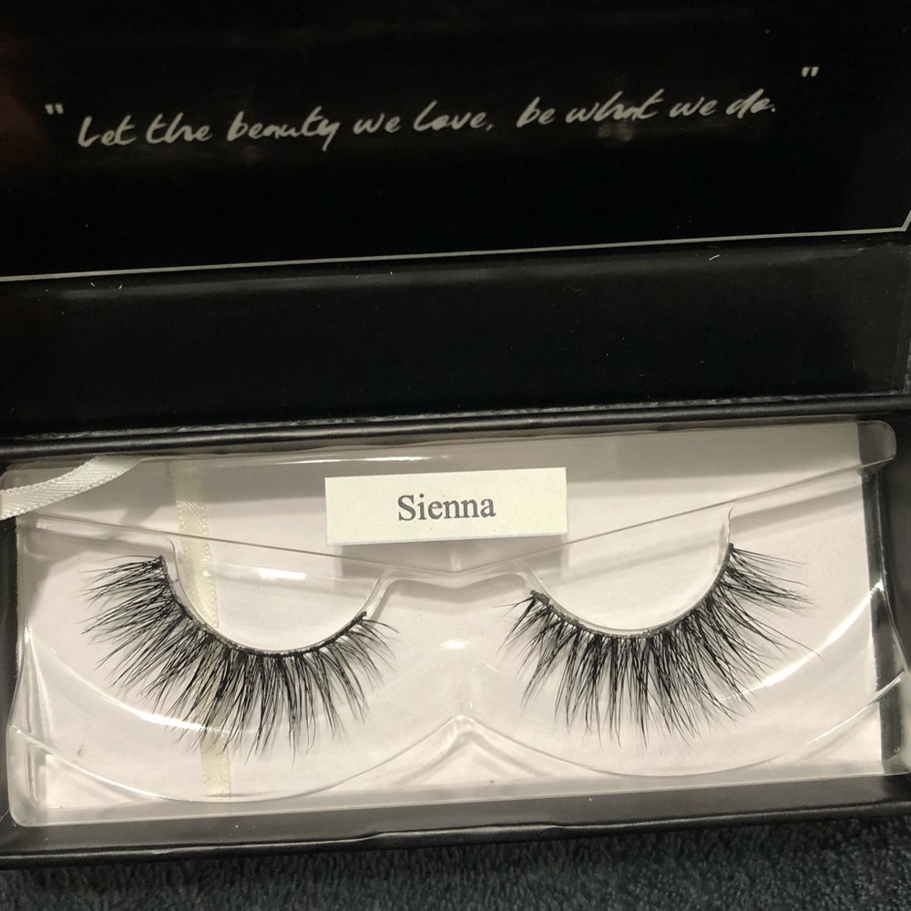 eyelashes